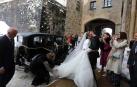 Amaia Erdozain y Iosu Jaurena se abrazan en la puerta de la Colegiata de Roncesvalles antes de la ceremonia. La novia pudo llegar en coche clásico hasta la puerta