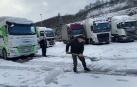 El camionero ruso Artur Kozirev, conductor para una empresa polaca, retira nieve con la pala, ayer, en el área de Pagozelai, en la A-15.