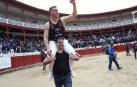 Iker Vicente, subido a hombros tras ganar la apuesta en la plaza de Toros de Tolosa.