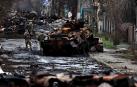 Un soldado se fotografía junto a un tanque ruso destruido