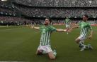 Álex Moreno celebra el cuarto gol del Betis