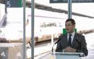 El presidente de la Junta, Juanma Moreno dirige unas palabras al público asistente en el acto oficial de apertura del servicio directo de AVE entre Málaga y Granada