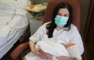 Olha, la mujer ucraniana que huyó de la guerra, junto a su hija Eva en el Hospital Reina Sofía de Tudela