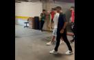 Momento en el que Jonathan Calleri golpea el móvil del aficionado