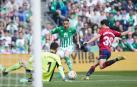 Manu Sánchez trata de despejar el balón ante la presencia de Joaquín. Sergio Herrera sigue la jugada desde el suelo