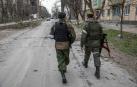 Dos soldados caminan hacia el frente en Mariupol