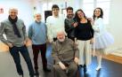 Desde la izquierda: Jose Mari Asín, Alfonso Ortiz (director de la Coral Oberena), Adrián González, Javier Urtasun, Iosune Iglesias y Karen Errea, en la sala de ensayos del Teatro Gayarre. Sentado, Ignacio Aranguren