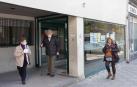 Un hombre y una mujer salen del centro de salud Santa Ana de Tudela