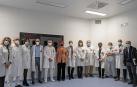 Responsables médicos de la nueva unidad junto con los representantes institucionales en el nuevo quirófano que falta aún por equipar