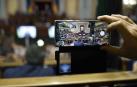 Un diputado hace una fotografía durante la intervención por videoconferencia del presidente de Ucrania, Volodímir ZelenskI