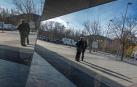 Personas mayores conversan en una calle de Estella, junto al polideportivo de la ciudad