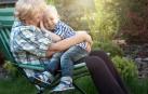 Abuela y nieto, abrazos