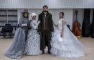 Desde la izquierda: Amaya Arboniés, Olaia Lamata, Álvaro Blasco y Saioa Goñi, posando con el vestuario diseñado por Edurne Ibáñez.
