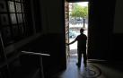 El conserje de un colegio concertado pamplonés cierra la puerta del centro. La caída de la natalidad podría repercutir en un futuro cierre de aulas