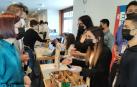 La directora general de Innovación, Agurtzane Martínez, conversa con los integrantes de uno de los grupos que participan en la Feria Tecnociencia