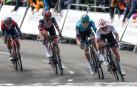 El corredor del Cofidis, Ion Izagirre (d), se proclama vencedor en el alto de Arrate, durante la sexta etapa de la Itzulia