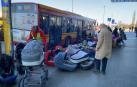opa y cochecitos de bebé, al salir de la estación. En la calle, frente a la estación de tren de Varsovia, los refugiados que llegan de Ucrania encuentran ropa y cochecitos de bebé que han depositado allí voluntarios. Pueden coger y llevarse lo que necesiten. Según explica el bombero Xabier Luna, esta misma escena se repite desde el 24 de febrero en muchos rincones de esta ciudad, la capital de Polonia