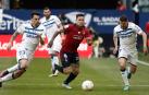 El delantero argentino del Osasuna, Chimy Ávila lucha por el balón con el defensa Ximo Navarro del Alavés