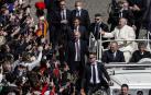 El papa Francisco saluda a la multitud en la plaza de San Pedro del Vaticano