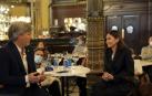 Teresa Ramón y Cajal, durante su conversación con Juanjo Rubio en el Café Iruña