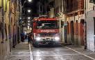 Camión de bomberos que acudió a sofocar el incendio en una vivienda de la calle Tejería de Pamplona