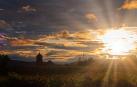 El sol se impone con fuerza en el paisaje, sobre el Monasterio de Irache
