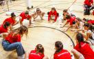 El minibasket femenino calienta en pista con Irina Fuentes, la fisio