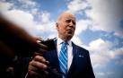 Joe Biden atiende a los periodistas antes de subir al Air Force One este martes