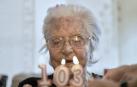 Lolita Laporta sopla las velas del pastel de sus 103 años