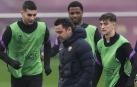 Xavi dirige el entrenamiento del Barcelona de este miércoles antes de la vuelta contra el Eintracht