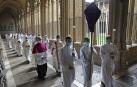 Comitiva de sacerdotes en el claustro de la Catedral de Pamplona rumbo a la Misa Crismal de ayer