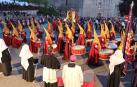 La banda de la Cofradía de la Flagelación de Logroño, junto al paso del Prendimiento