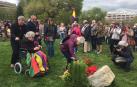El homenaje ha tenido lugar al mediodía en la Vuelta del Castillo de Pamplona donde se han congregado cientos de personas, algunas de ellas portando banderas republicanas