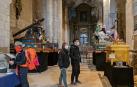Visitantes ayer en el Santo Sepulcro y, a la derecha, el paso que hoy no saldrá en la procesión