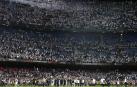 Los jugadores del Eintracht celebran con la grada de sus aficionados la victoria en el Camp Nou