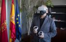 El consejero foral de Universidad, Innovación y Transformación Digital, Juan Cruz Cigudosa, con gafas de realidad virtual