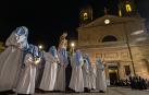 El paso de La Verónica aguarda junto al resto al acabar la procesión junto a la iglesia de San Juan