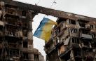 Una bandera de Ucrania en un edificio arrasado en Mariupol, Ucrania