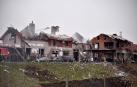 Los bomberos trabajan en edificios bombardeados en Leópolis