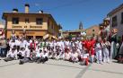 Integrantes de las comparsas que participaron en la Gigantada de Arguedas posaron juntos
