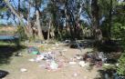 Aspecto que presentaba ayer el soto de las Norias, con basura esparcida -al fondo, a la izquierda, el río Ebro-