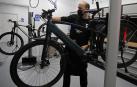 Un mecánico, arreglando una bicicleta