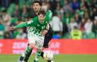 Juan Miranda, lateral del Betis, trata de zafarse de un rival