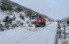 El dispositivo de vialidad invernal actúa en las carreteras de Ávila, donde se acumulan hasta 8 centímetros de nieve