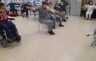 Usuarios del Centro de Día de la Fundación Instituto San José (Madrid) realizando sesiones grupales con el robot Inrobics Rehab