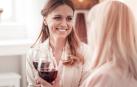 Una madre y su hija brindan con vino