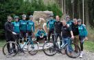 Manolo Azcona, Juanjo Oroz y los siete ciclistas que van a tomar parte en la Lieja, ayer por la mañana en el monumento a Eddie Merckx