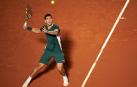 Carlos Alcaraz espera a que caiga la pelota para golpearla en su partido de cuartos de final contra Tsitsipas en el Trofeo Conde de Godó