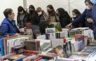 Numerosas personas permanecieron apostadas en las casetas de los libreros