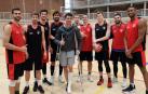 El pasado viernes el Basket Navarra recibió la visita de Pablo Yárnoz. De izda a dcha. Jordan Rogers, David Font, Pablo Treviño, Adrián García, Iñigo De la Hera, Pablo Fernández, Tate Hoffman, Javier Balastegui, Stephen Ugochukwu, y con muletas, Pablo Yárnoz
